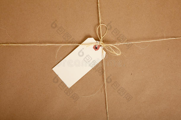 一个用牛皮纸包装的盒子，上面有空白标签