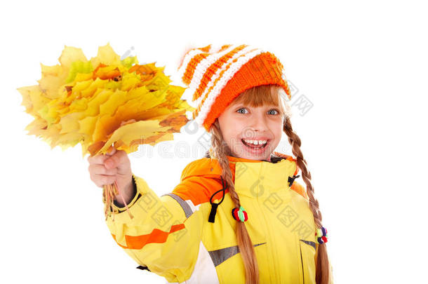 秋天戴着橘红色帽子的女孩带着树叶。