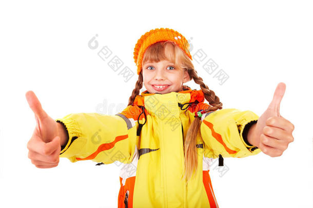 戴着橘色帽子的女孩，竖起大拇指。