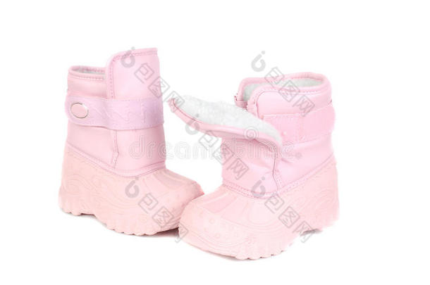 粉色儿童雪地靴。