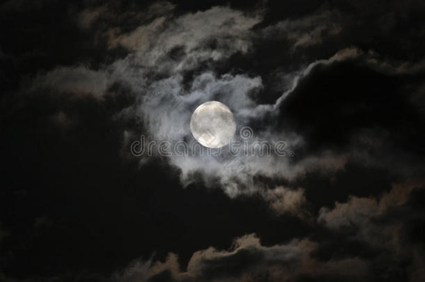 满月在<strong>诡异</strong>的白云和黑色的镍衬托下