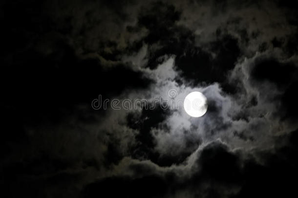 白色的满月和诡异的白云