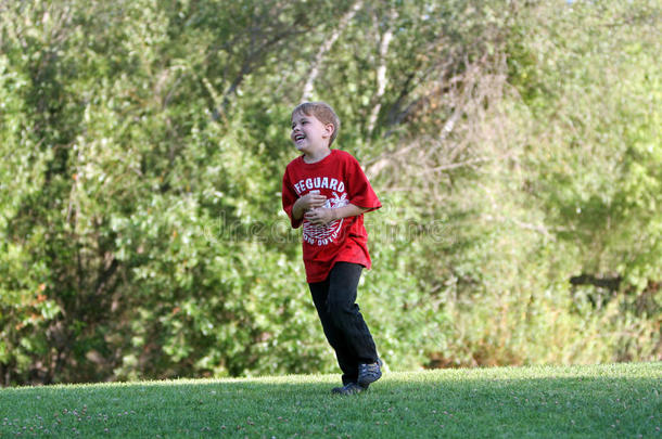 男孩在公园快乐地奔跑