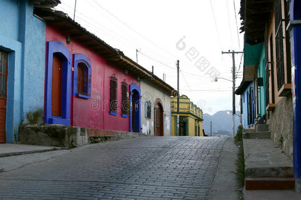一条空荡荡的街道，有典型的墨西哥房屋