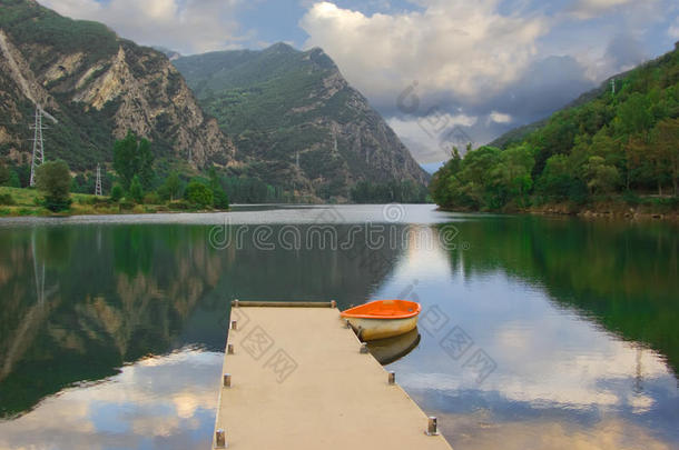 湖中孤舟
