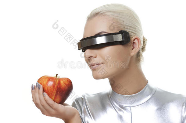 带着苹果的网络女人