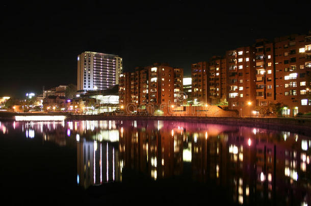 水边城市夜线