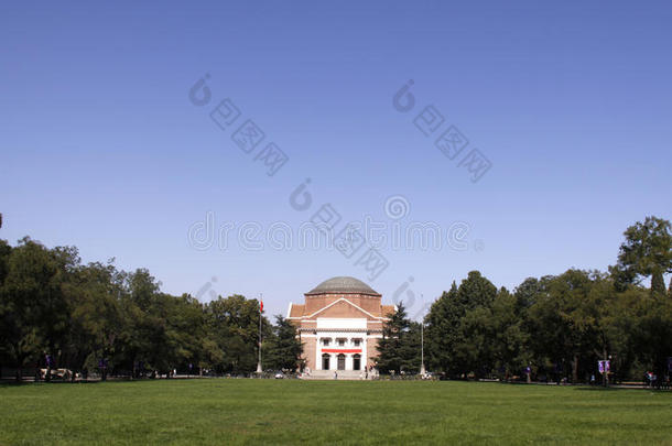清华大学会馆和它前面的草地。