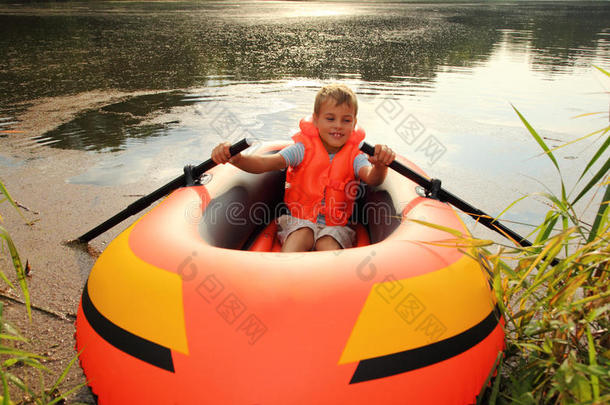 水上充气船上的男孩