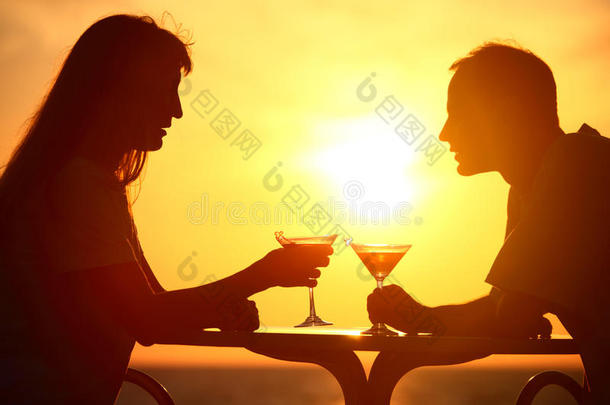两人在外面日落时碰杯
