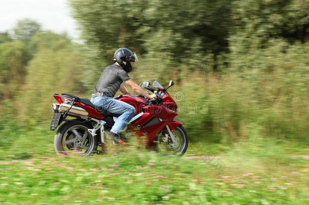 骑摩托车在乡间小路上