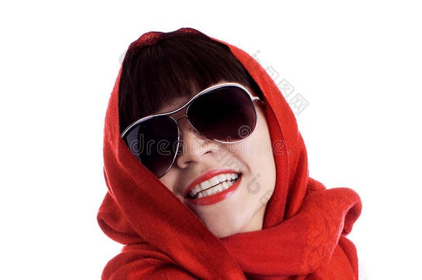 戴红领巾和太阳镜的漂亮女人