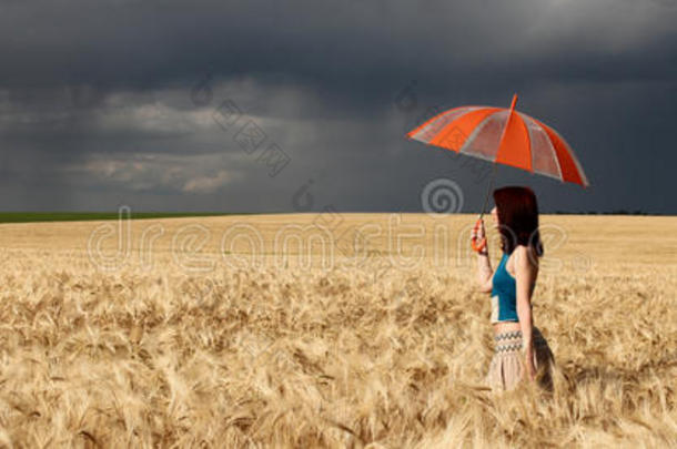 带着雨伞的女孩。在暴<strong>风</strong>雨中