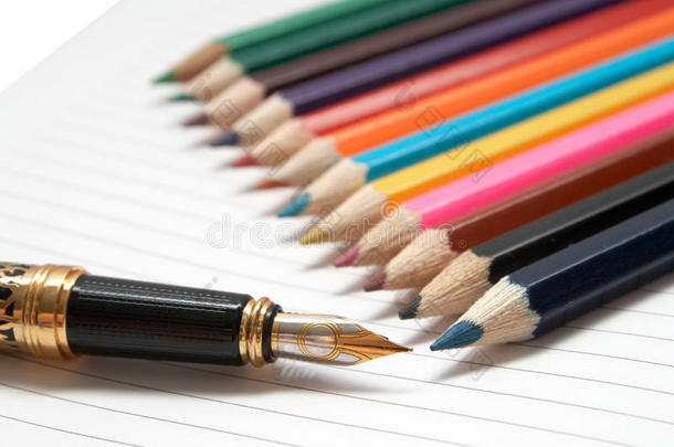 金色钢笔和彩色铅笔