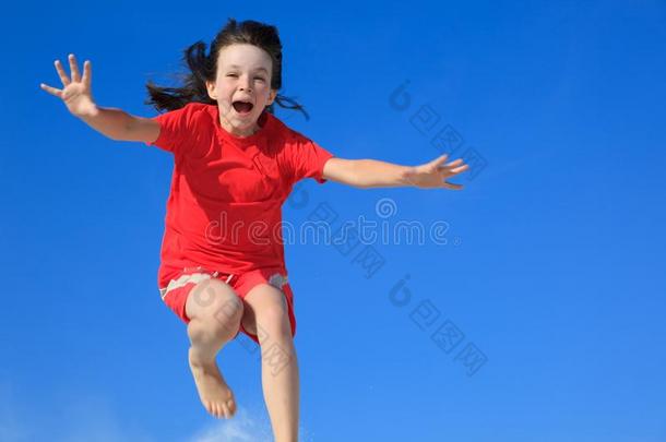 快乐的女孩在空中跳跃