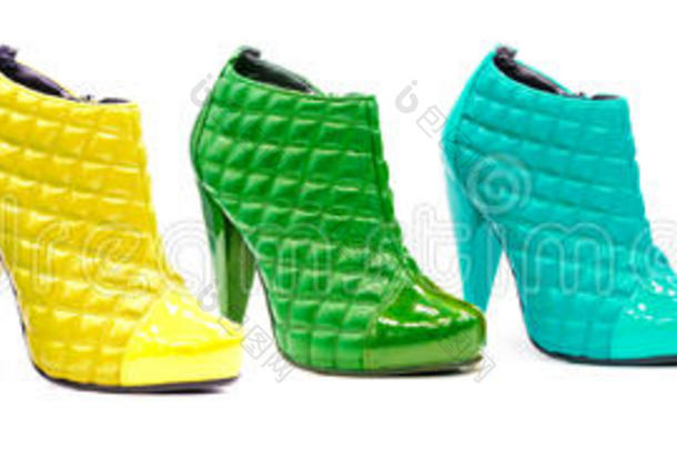各种各样的彩虹色的鞋子或靴子