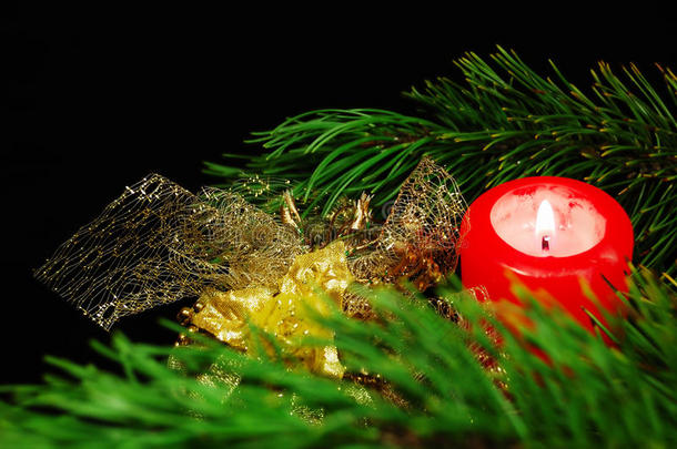 圣诞装饰：松枝、蜡烛、球