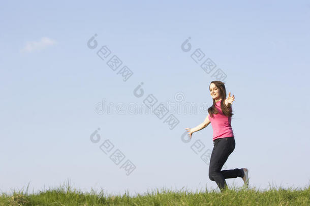 在夏日草地上奔跑的少女