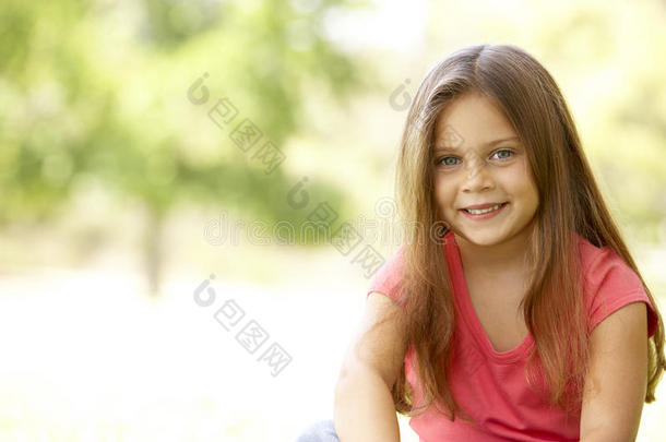坐在公园里的年轻女孩的画像
