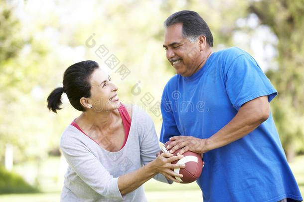 老年夫妇与<strong>美式足球</strong>一起锻炼