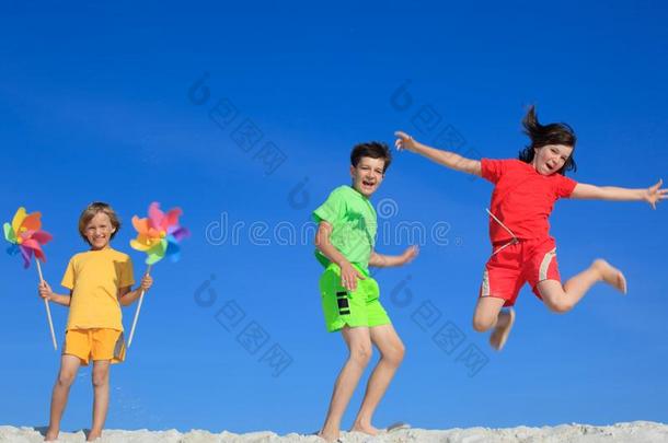 孩子们在沙滩上玩耍