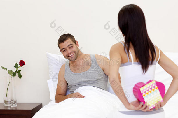床卧室男朋友照顾令人愉快的