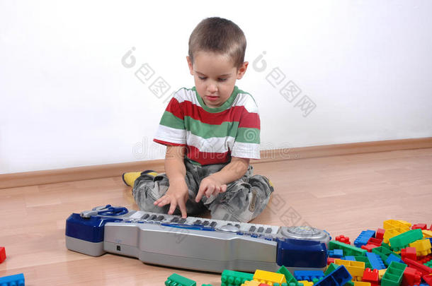 男孩弹玩具钢琴