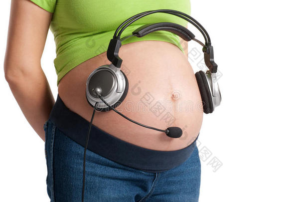 带耳机的怀孕肚子