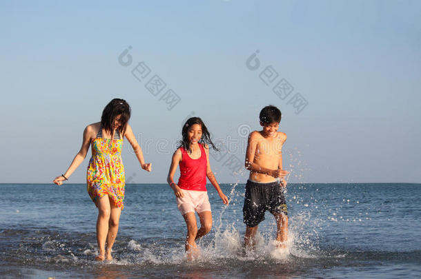 沿着海滩奔跑的青少年