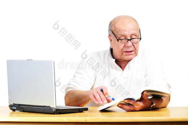带着笔记本电脑的退休男子