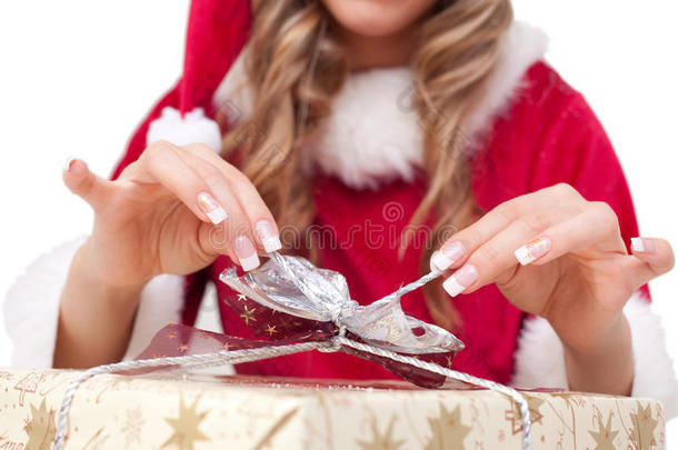 年轻的圣诞妇女正在打开圣诞礼物
