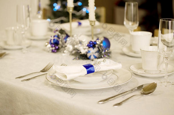 优雅的蓝白圣诞桌