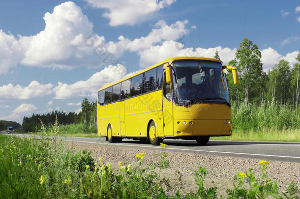 公路黄色旅游客车与乡村景观