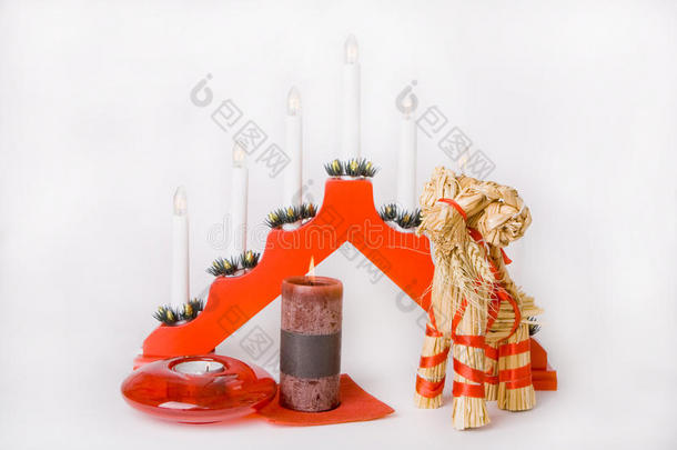 圣诞草羊、灯饰和蜡烛