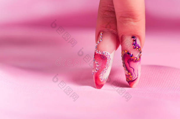 粉色指甲长的人手指