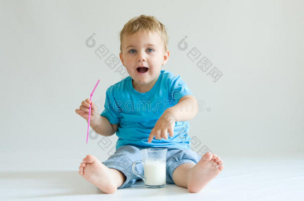 孩子和牛奶