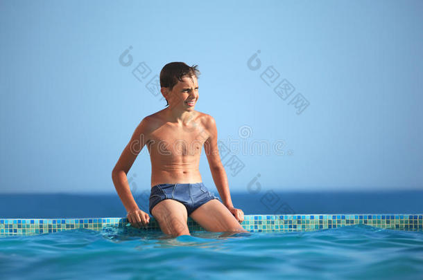少年男孩在池中逆水<strong>泡</strong>脚