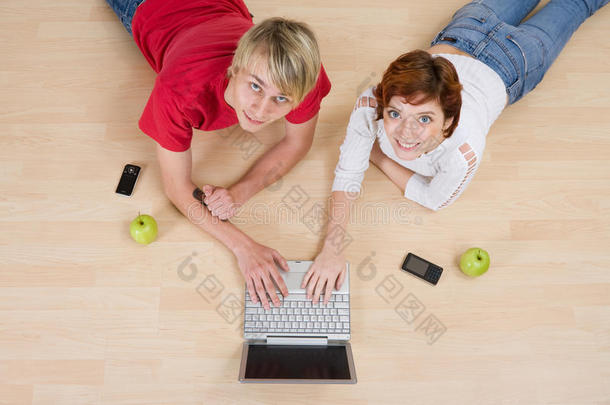 一对夫妇在电脑上玩