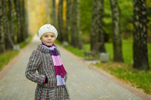 公园里戴着白色贝雷帽的可爱小女孩