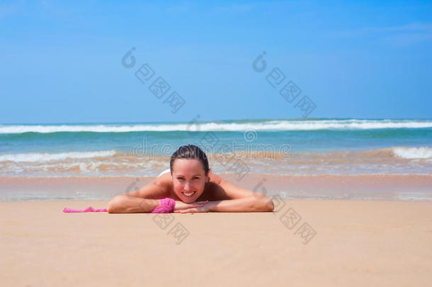 躺在沙滩上的可爱女人