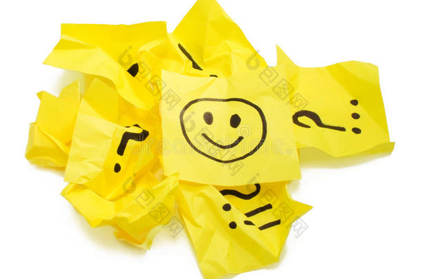 几张被压碎的黄色贴纸，一张面带微笑