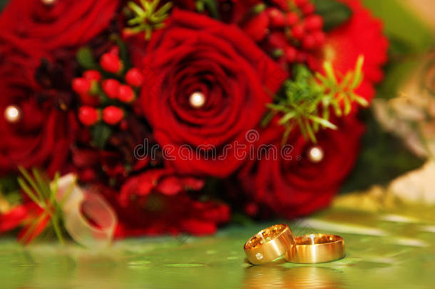 结婚戒指和红玫瑰
