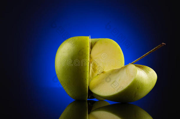 绿色<strong>四分</strong>之一和蓝色<strong>四分</strong>之三的苹果