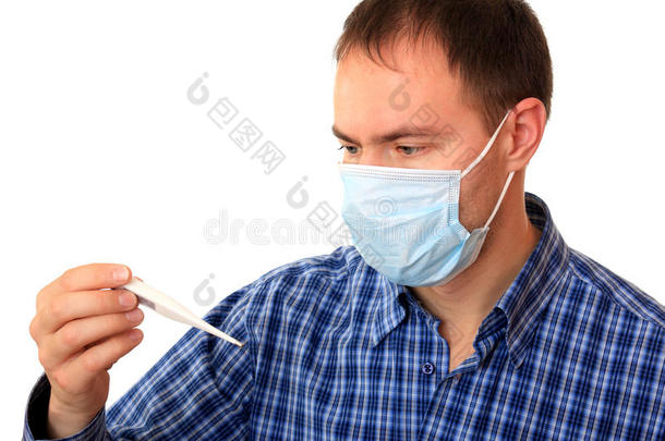 戴着医用面罩和体温计的男人。