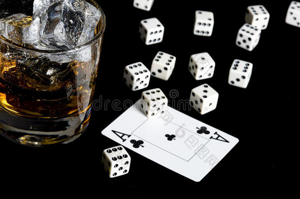 威士忌和扑克牌