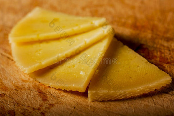 半圆形西班牙奶酪片