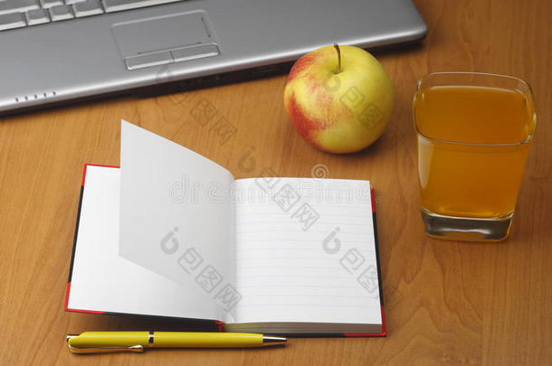 橙汁、<strong>笔记本</strong>电脑、<strong>苹果</strong>记事本和钢笔