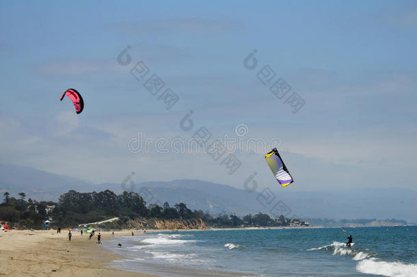 海滩上的风筝冲浪者