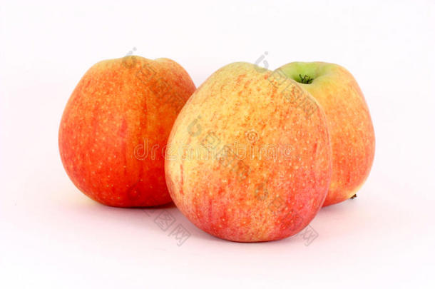 三个成熟的新鲜红苹果