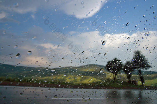 雨滴落在<strong>汽车玻璃</strong>上